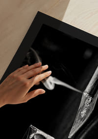 Mustavalkoinen valokuva viskilasista ja tupakoivasta sikarista pöydällä-9