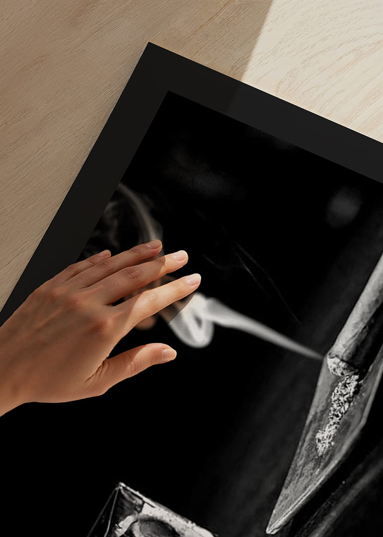 Mustavalkoinen valokuva viskilasista ja tupakoivasta sikarista pöydällä-12