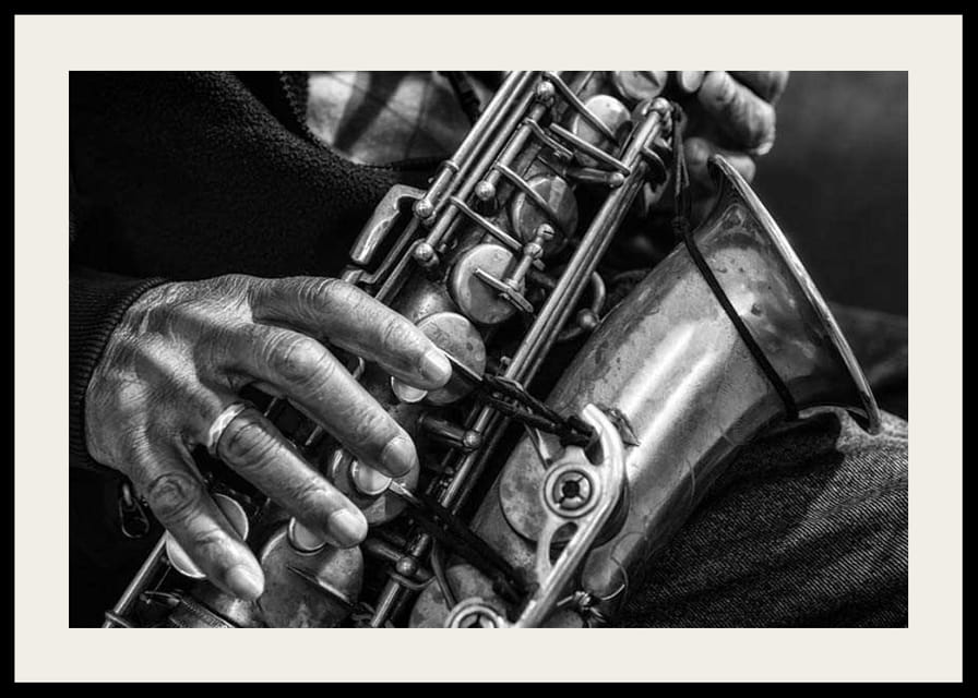 Svart-hvitt-bilde av hender som spiller saksofon-12