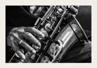 Svart-hvitt-bilde av hender som spiller saksofon-3