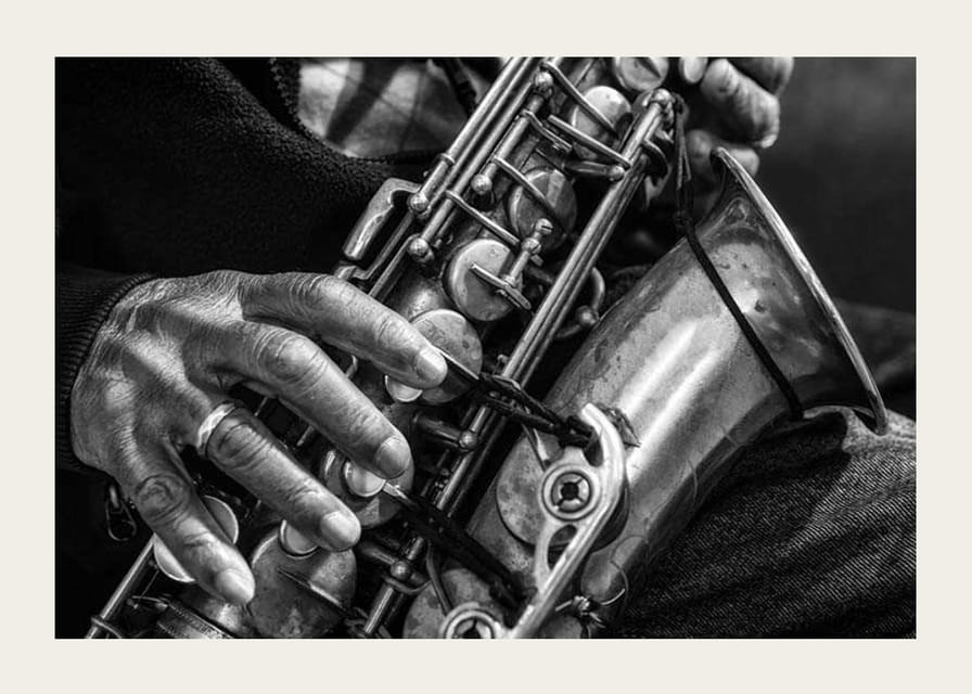 Svart-hvitt-bilde av hender som spiller saksofon-12