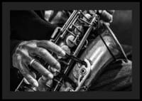 Svart-hvitt-bilde av hender som spiller saksofon-4