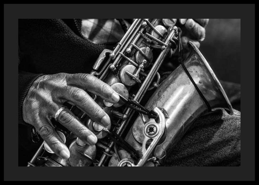 Svart-hvitt-bilde av hender som spiller saksofon-12