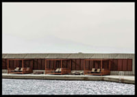 Fotografi av poolområde med solbäddar och träpaviljonger-6