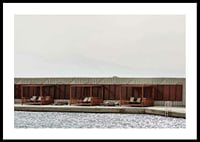 Fotografi av poolområde med solbäddar och träpaviljonger-0