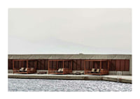Fotografi av poolområde med solbäddar och träpaviljonger-1