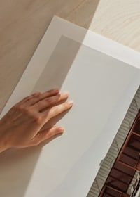 Fotografi av poolområde med solbäddar och träpaviljonger-9