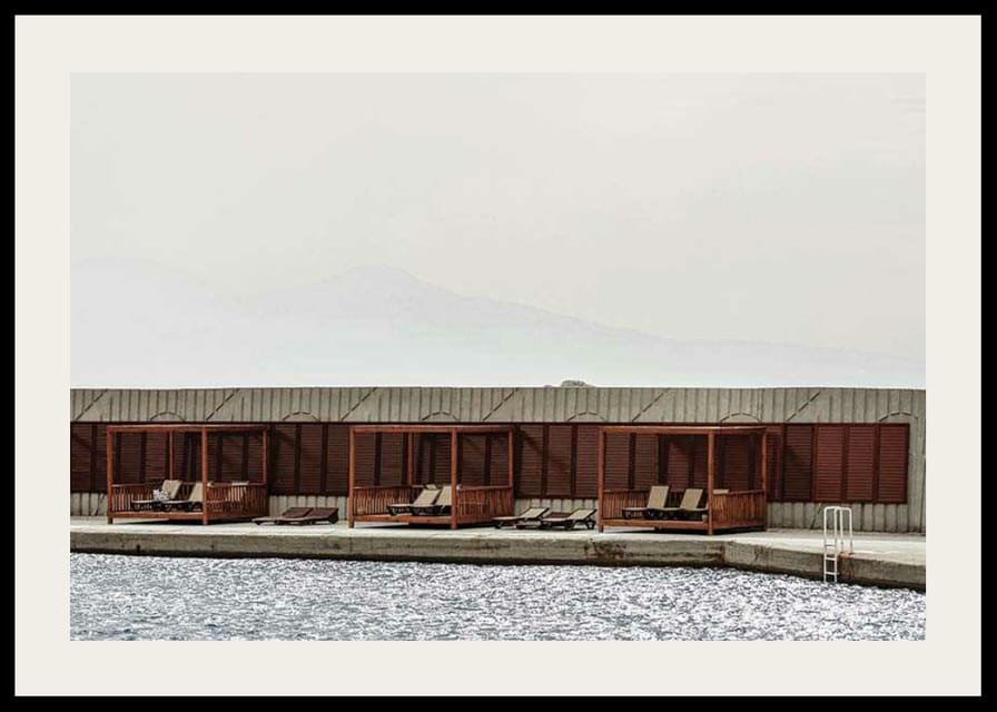 Fotografía de la zona de piscina con tumbonas y pabellones de madera.-12