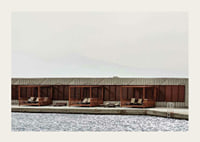 Fotografi av poolområde med solbäddar och träpaviljonger-3