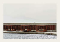 Fotografía de la zona de piscina con tumbonas y pabellones de madera.-3