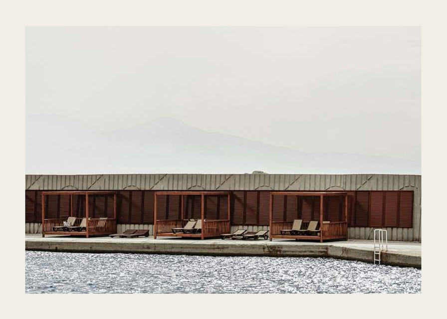 Fotografía de la zona de piscina con tumbonas y pabellones de madera.-12