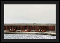 Fotografi av poolområde med solbäddar och träpaviljonger-4