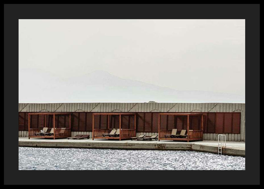 Fotografía de la zona de piscina con tumbonas y pabellones de madera.-12