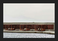 Fotografi av poolområde med solbäddar och träpaviljonger-5