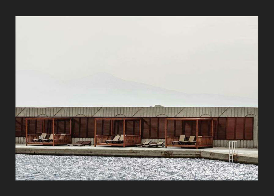 Fotografía de la zona de piscina con tumbonas y pabellones de madera.-12