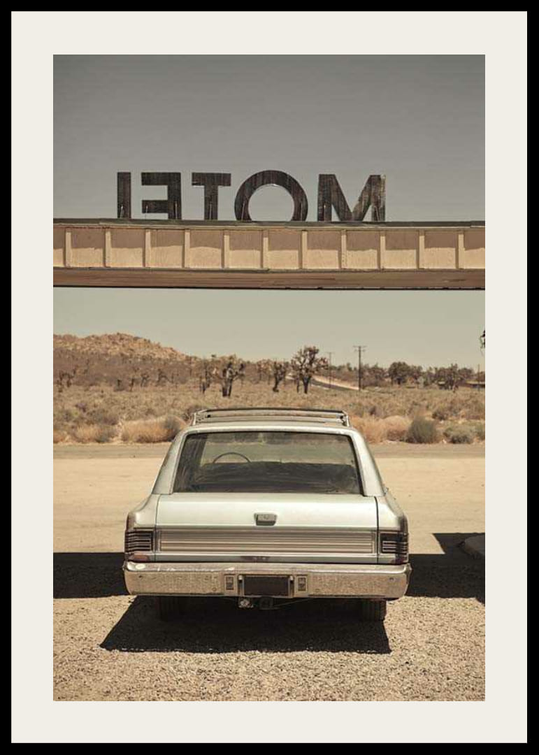 Klasikinio universalo nuotrauka kelyje į dykumą ir motelio ženklas-12