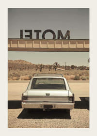 Klasikinio universalo nuotrauka kelyje į dykumą ir motelio ženklas-3