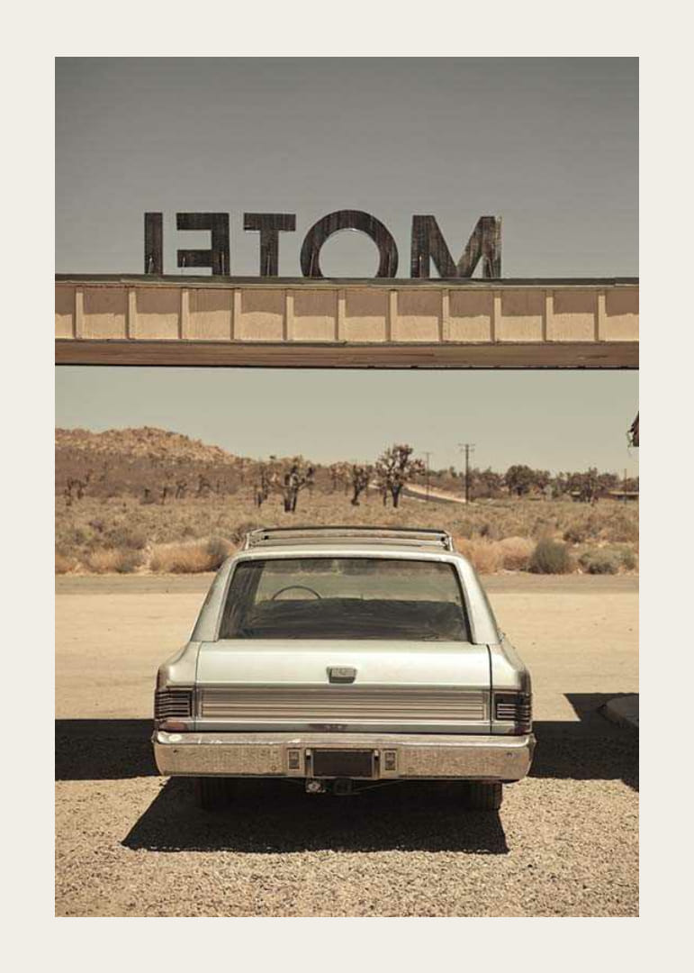 Klasikinio universalo nuotrauka kelyje į dykumą ir motelio ženklas-12