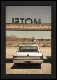 Klasikinio universalo nuotrauka kelyje į dykumą ir motelio ženklas-4