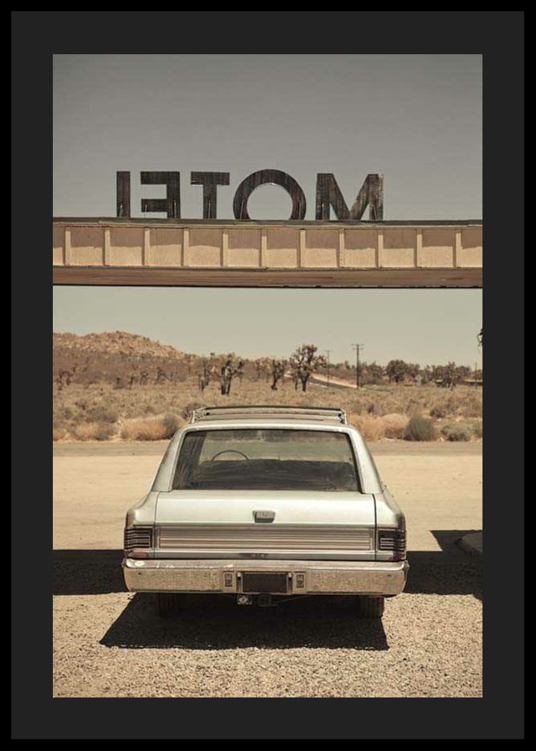 Klasikinio universalo nuotrauka kelyje į dykumą ir motelio ženklas-12