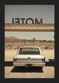 Klasikinio universalo nuotrauka kelyje į dykumą ir motelio ženklas-5