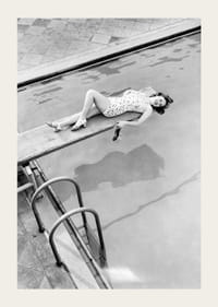 Fotografía en blanco y negro de una mujer en un trampolín sobre una piscina.-3