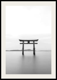 Czarno-biała brama torii w wodzie z górami w tle-2