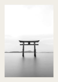 Czarno-biała brama torii w wodzie z górami w tle-3