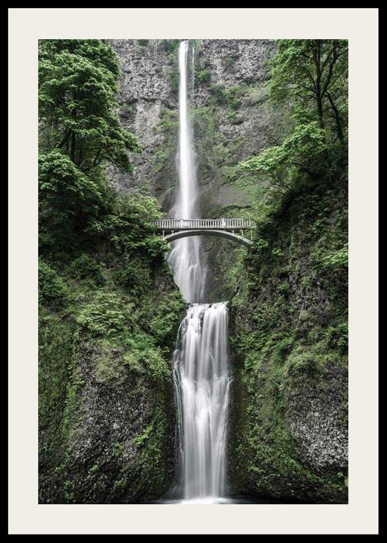 Høy foss med steinbro, omgitt av grøntområder, fotografisk-12
