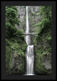 Høy foss med steinbro, omgitt av grøntområder, fotografisk-4