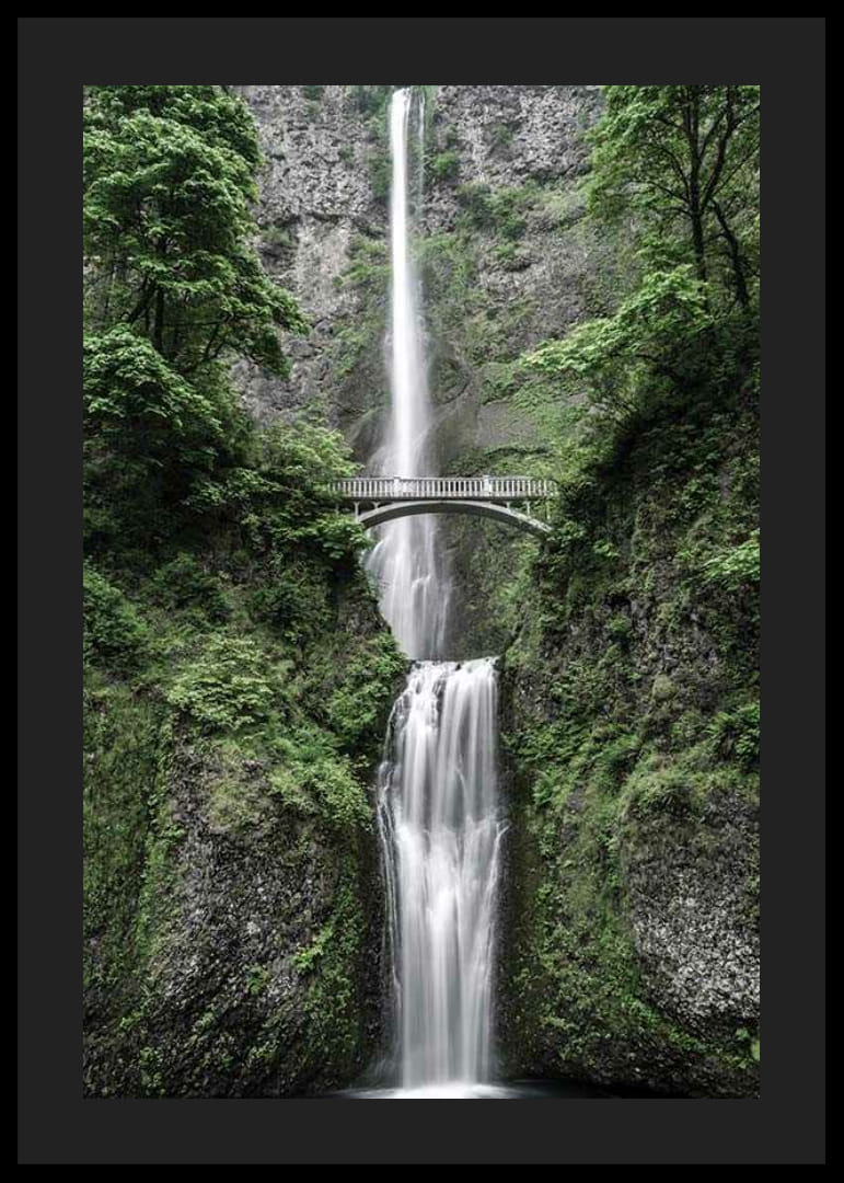 Høy foss med steinbro, omgitt av grøntområder, fotografisk-12