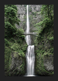Høy foss med steinbro, omgitt av grøntområder, fotografisk-5