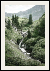 Photographie de paysage de montagne avec des collines verdoyantes et un ruisseau-2