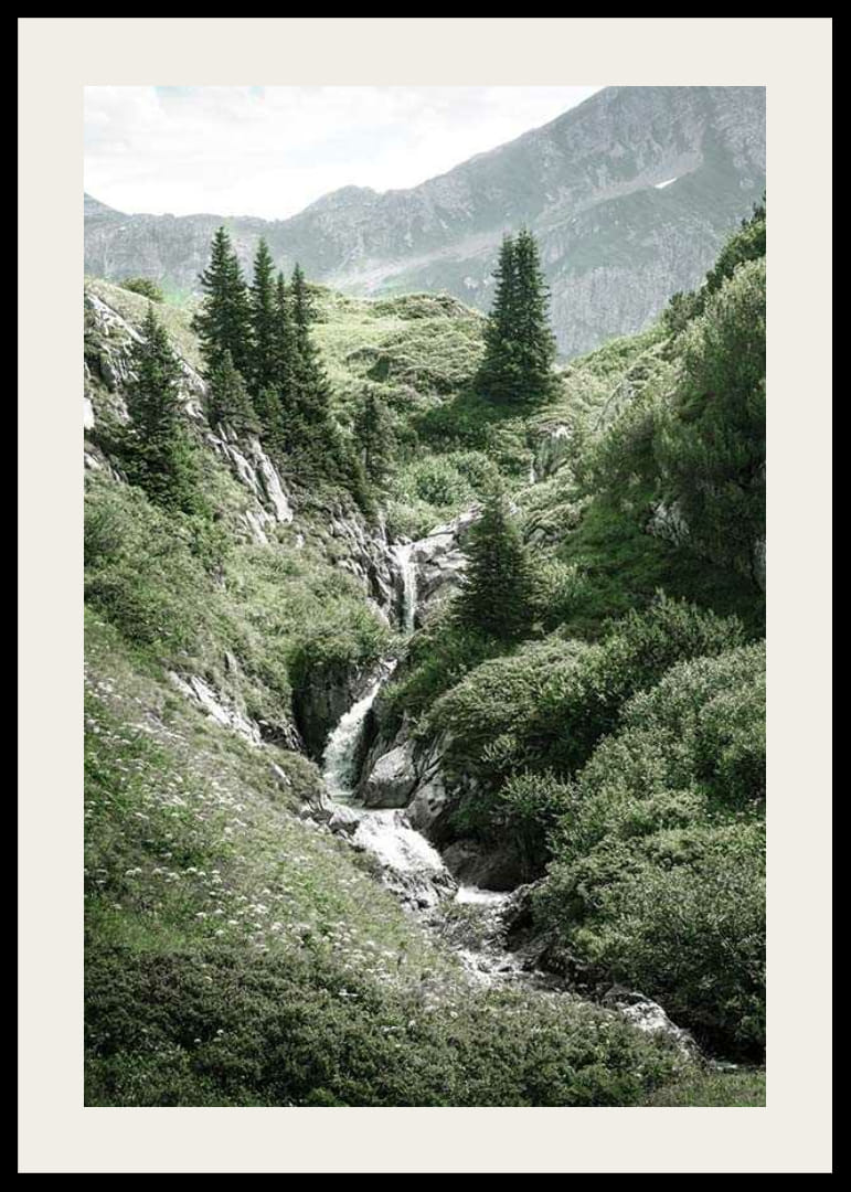 Photographie de paysage de montagne avec des collines verdoyantes et un ruisseau-12