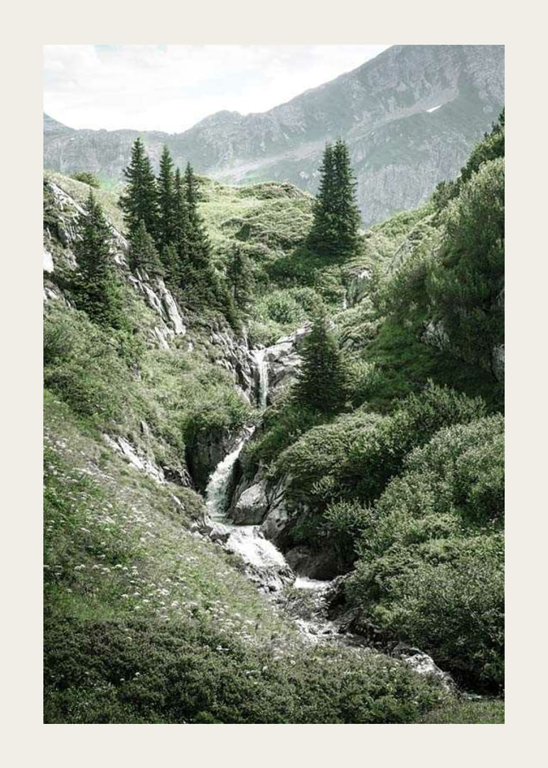 Photographie de paysage de montagne avec des collines verdoyantes et un ruisseau-12