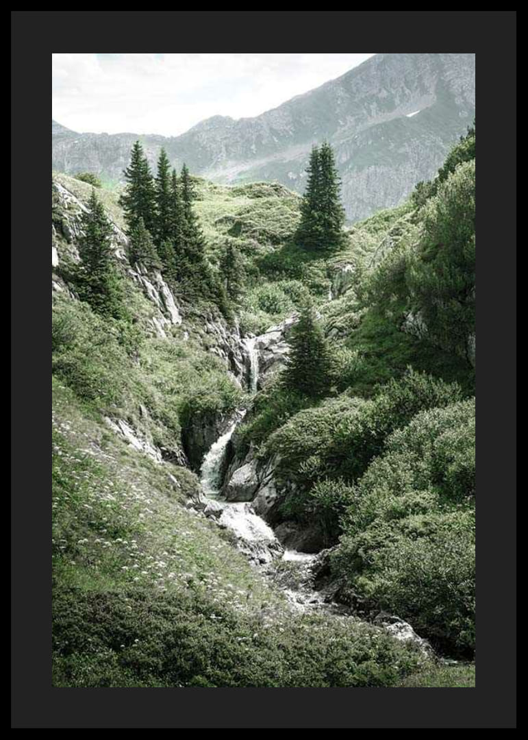 Photographie de paysage de montagne avec des collines verdoyantes et un ruisseau-12