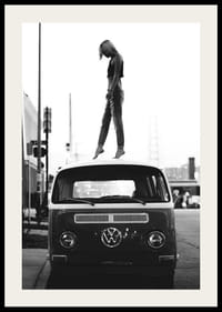 Foto em preto e branco de uma jovem no teto de um ônibus VW em ambiente urbano-2