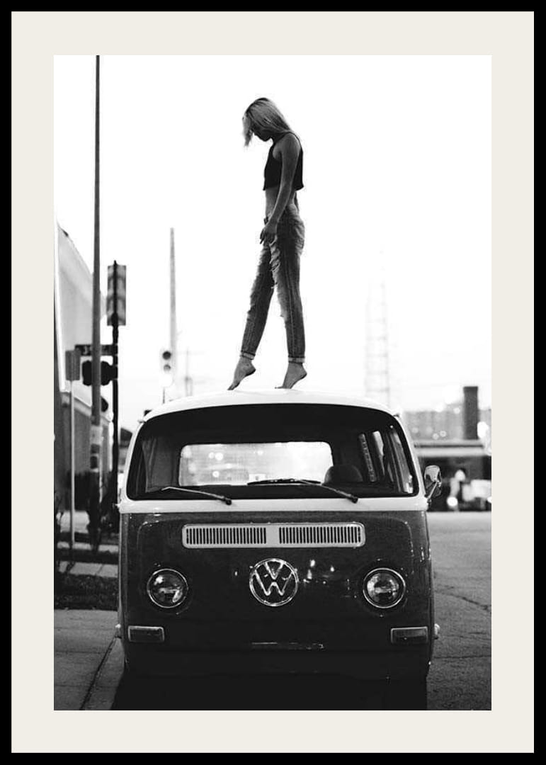 Foto em preto e branco de uma jovem no teto de um ônibus VW em ambiente urbano-12