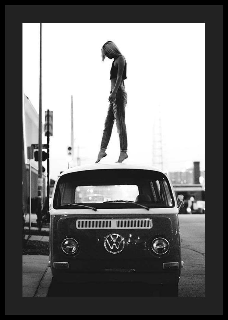 Foto em preto e branco de uma jovem no teto de um ônibus VW em ambiente urbano-12