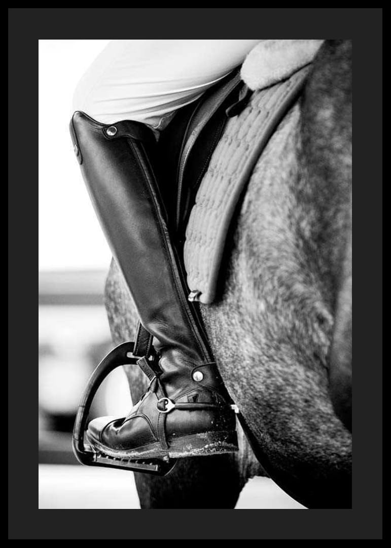Svart-hvitt-nærbilde av ridestøvler i stigbøyler på hesteryggen-12
