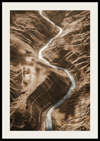 Vista aérea del río sinuoso a través del paisaje montañoso marrón-2