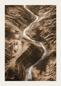 Vista aérea del río sinuoso a través del paisaje montañoso marrón-3