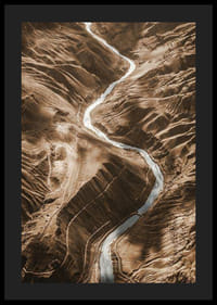 Vista aérea del río sinuoso a través del paisaje montañoso marrón-4