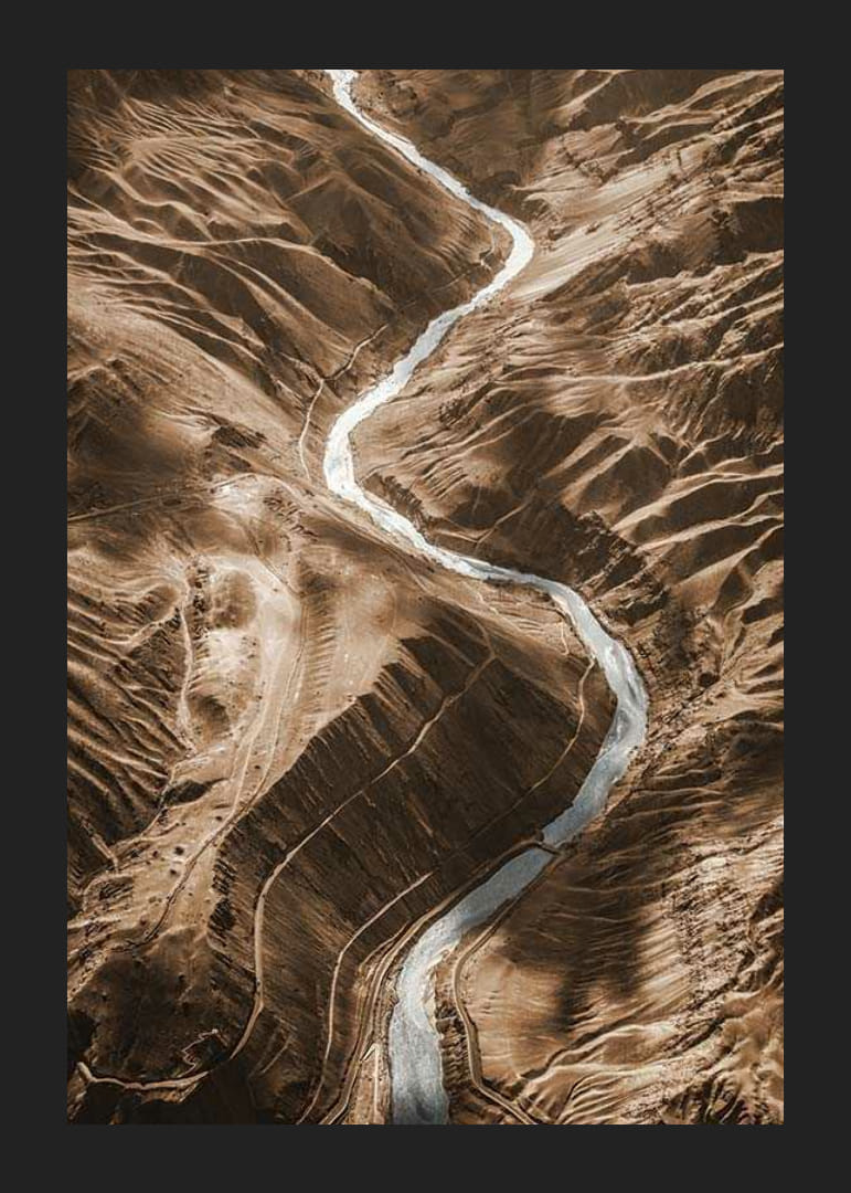 Vista aérea del río sinuoso a través del paisaje montañoso marrón-12