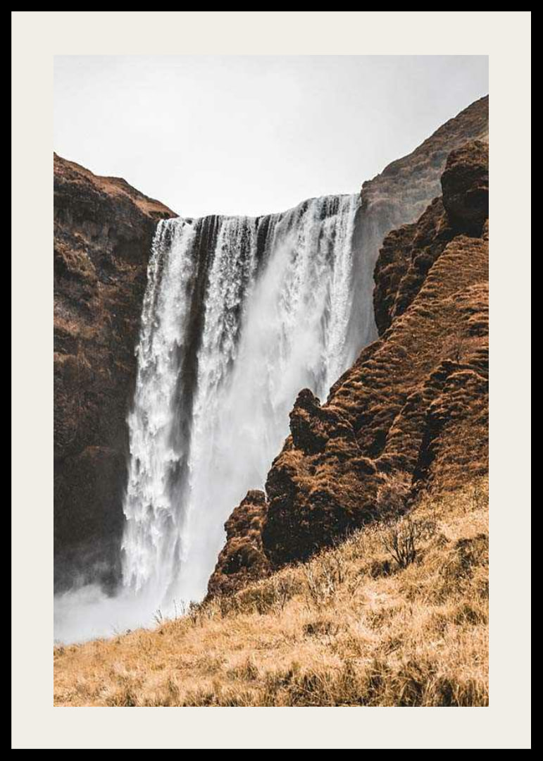 Fotografi av Skogafoss vattenfall mot bruna klippor-12