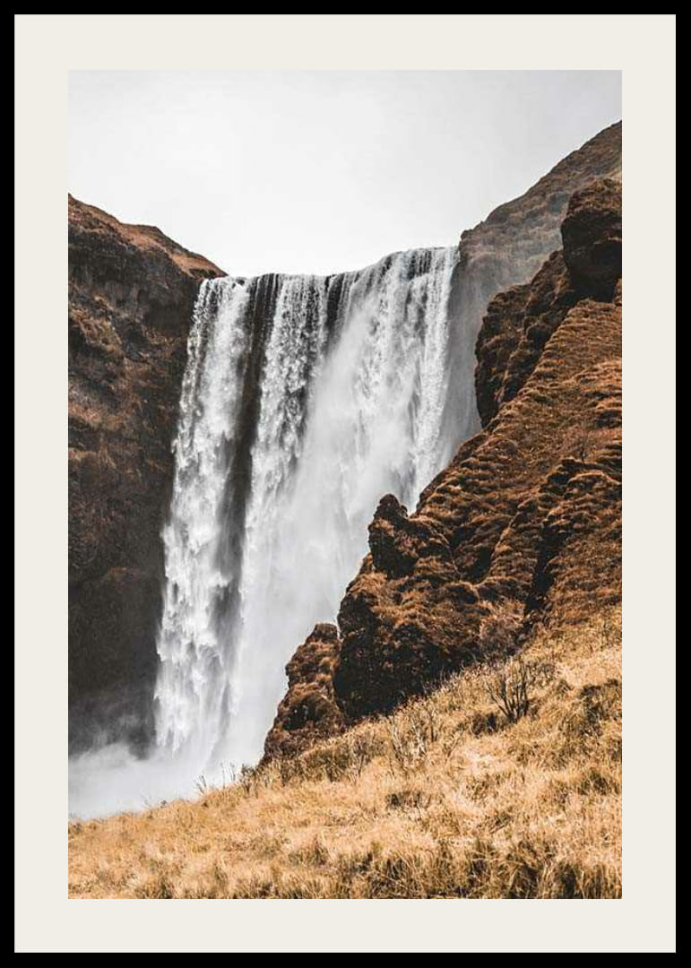 Skogafoss-vízesés fényképe barna sziklák hátterében-12