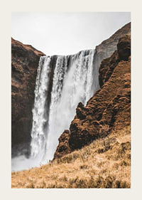 Fotografi av Skogafoss vattenfall mot bruna klippor-3