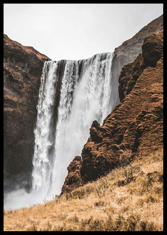 Fotografi av Skogafoss vattenfall mot bruna klippor-12