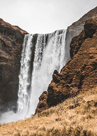 Fotografi av Skogafoss vattenfall mot bruna klippor-7