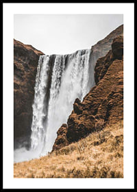 Fotografi av Skogafoss vattenfall mot bruna klippor-0
